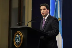 El gobierno dice que el buque británico fue autorizado por Tierra del Fuego y negó pérdida de soberanía