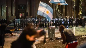 Salvaje represión afuera del Senado mientras se debatía la Ley de Tierras: 250 heridos y 10 detenidos