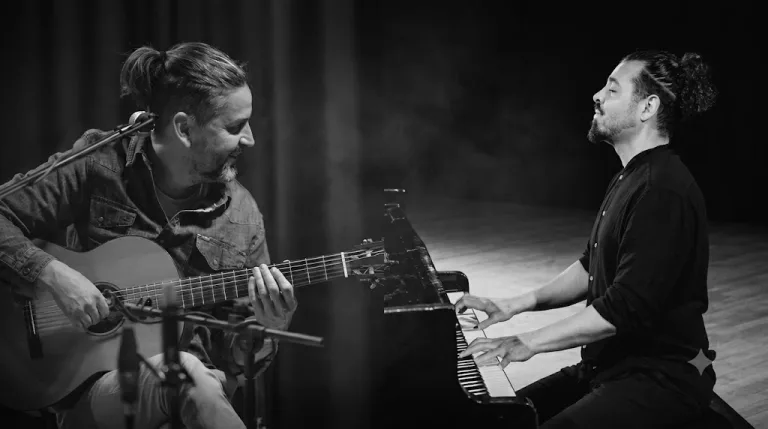Los talentosos músicos Julián Venegas y Lucas Querini, en una noche de maridajes diversos, para abrir el “Riviera Live Music”