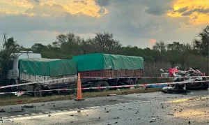 Eran dos médicos los fallecidos en el choque frontal de un auto con un camión durante la tormenta, sobre la autopista Rosario-Santa Fe a la altura de Monje