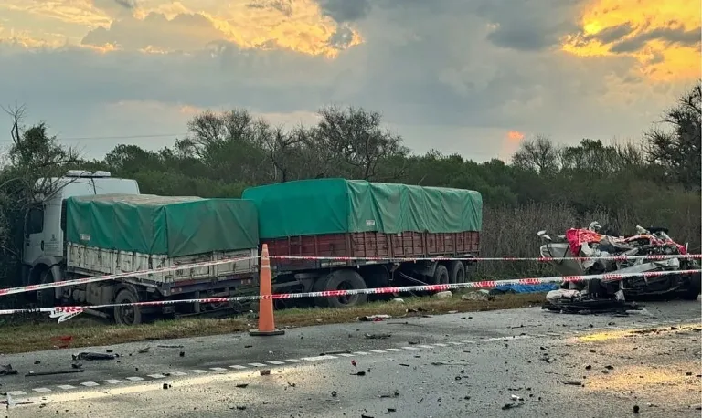 Eran dos médicos los fallecidos en el choque frontal entre auto y camión durante la tormenta, en autopista Rosario-Santa Fe a la altura de Monje