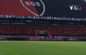Polémica en el Coloso por el secuestro antes del partido de una bandera contra la Ley de Tierras