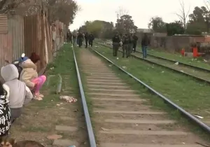 Investigan el hallazgo de un cuerpo cerca de las vías del tren en la zona noroeste