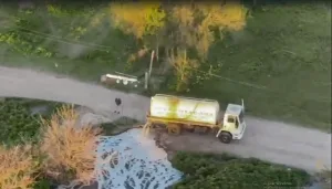 Enemigos del ambiente: en San Lorenzo pescaron un camión atmosférico justo cuando vertía líquido cloacal a un arroyo