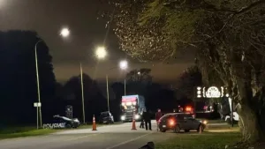 Un policía de 28 años fue embestido por un auto en un operativo de control de tránsito