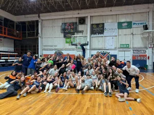 Regatas de San Nicolás se adelantó en las semifinales del femenino de la Rosarina