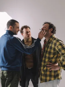 “Caballito de batalla”, de Gastón Díaz: amor y deseo entre hombres en un triángulo que se contorsiona hasta perder sus lados