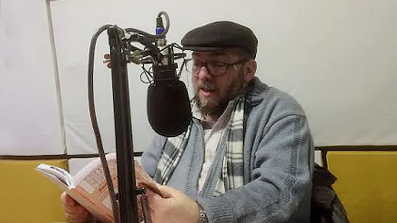 Carlos Solero presenta dos folletos de su autoría con notas de opinión sobre la realidad social contemporánea