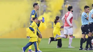 El hijo del vendedor ambulante que le robaron camisetas en el Clásico entró al campo de juego con Di María de la mano