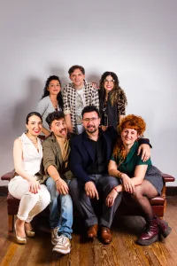 “Para anormales”: una comedia bizarra en la que la “normalidad” de un chat de “mamis y papis” dispara todo tipo de prejuicios  