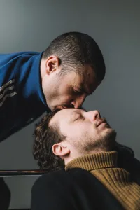 “Caballito de batalla”, de Gastón Díaz: amor y deseo entre hombres en un triángulo que se contorsiona hasta perder sus lados