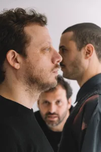 “Caballito de batalla”, de Gastón Díaz: amor y deseo entre hombres en un triángulo que se contorsiona hasta perder sus lados