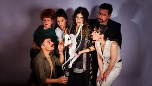 “Para anormales”: una comedia bizarra en la que la “normalidad” de un chat de “mamis y papis” dispara todo tipo de prejuicios  