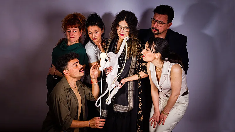 “Para anormales”: una comedia bizarra en la que la “normalidad” de un chat de “mamis y papis” dispara todo tipo de prejuicios  