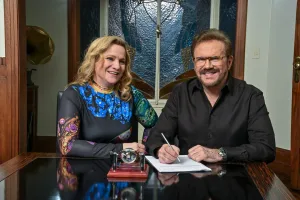 ¡No podía faltar! En la era de la biopics, la realizadora Lorena Muñoz dirigirá “Pimpinela: el origen de la leyenda”