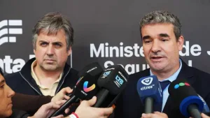 Incautan 15 armas en pesquisa disparada por saga de aprietes vía carteles en escuelas