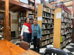 María Luisa Carletti (a la izquierda, tesorera de la Biblioteca) y Ana María Molina (a la derecha, presidenta de la Biblioteca)