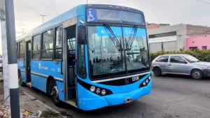 Roban un colectivo y lo dejan abandonado en la zona oeste