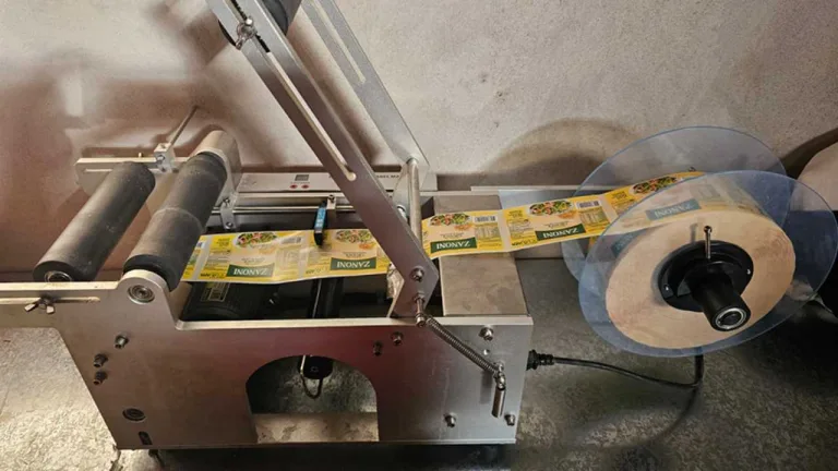 Imputaron a dos hombres acusados de falsificar y comercializar una reconocida marca de aceite de girasol