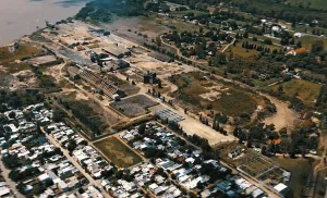 "Bomba ambiental": la Justicia intimó a la empresa AR Zinc de Fray Luis Beltrán para que apuntale la barranca sobre el Paraná y remedie el pasivo de sustancias tóxicas que dejó