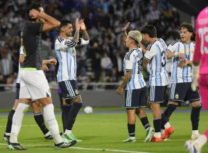 Tercer grito albiceleste en Córdoba: Argentina aumenta la ventaja con un cabezazo de Cuti Romero y golea a Bolivia por 3 a 0