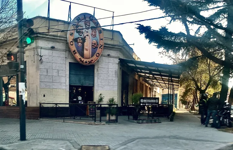 Reventaron la vidriera del bar Rosarigasino de Arroyito para robar: detuvieron a un pibe de 15 años y un joven de 25