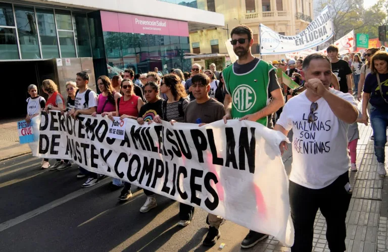 “Derrotemos a Milei, su plan de ajuste y cómplices”: la Marcha de la Bronca en Rosario
