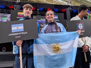 Camila Canut luchadora de artes marciales mixtas sosteniendo una bandera de Argentina