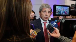 Luis Caputo afirmó que en dos años aún habrá gente que no llegue a fin de mes: “No puedo hacer magia”