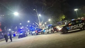 Graves incidentes entre hinchas de Newell's y Central en el Parque Independencia: piedrazos, balas de goma y 13 demorados
