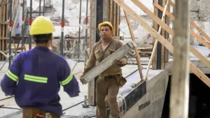 La construcción cayó 4,5% interanual en julio y se desplomó 4,6% respecto a junio