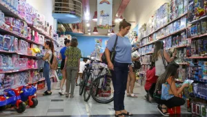 El consumo de los hogares volvió a caer en agosto y registró una baja interanual del 1,1%