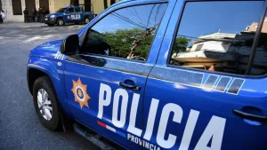 Lo sorprendieron teniendo sexo en la calle, rompió un patrullero a patadas y chapeó con su papá ex juez
