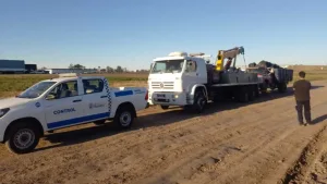 Tras la denuncia de vecinos, remiten al corralón municipal dos camiones que arrojaban residuos al lado de la autopista Rosario-Córdoba