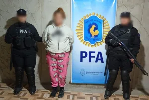 Detuvieron a tres mujeres acusadas de vender drogas detrás de una escuela: las vinculan con Los Monos