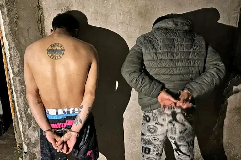 Disparó 12 veces contra la casa de su vecina en barrio Cerámica y lo detuvieron junto a un cómplice