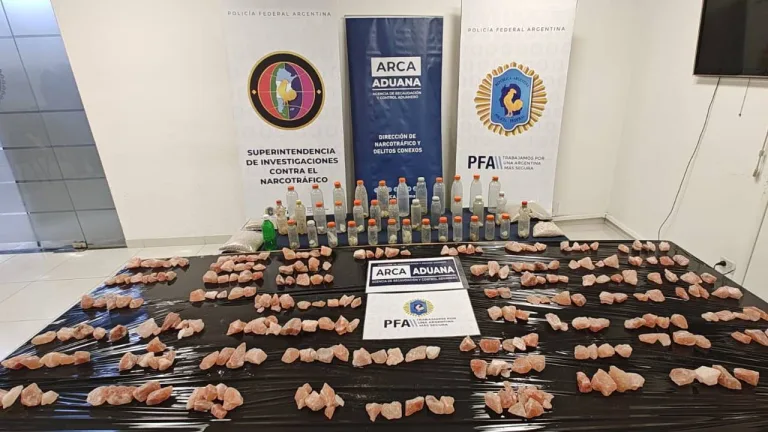 Incautaron 52 kilos de drogas sintéticas escondidas en un auto: hay tres detenidos