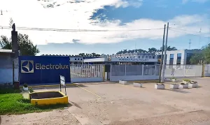 El modelo es dejar de producir para importar: este viernes, Electrolux deja de producir electrodomésticos en su planta de Rosario y habrá otros 100 despedidos