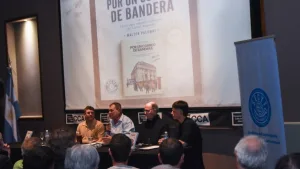 El histórico dirigente gremial del sector del Correo, Walter Palombi, presentó el libro de su autoría en el Centro Cultural Atlas