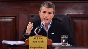 Un funcionario libertario, que votó a favor de la Ley de Alcohol Cero, dio positivo en un control y se fugó