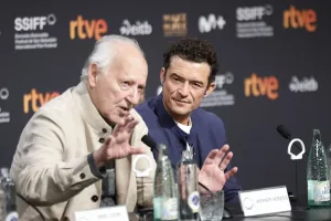 El realizador Werner Herzog le pide a los jóvenes “evitar una vida dictada por algoritmos” y alerta acerca del uso de la IA