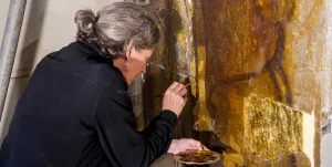 Descubren un mural de oro oculto durante la restauración del Hotel Plaza