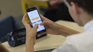 Investigan a un adolescente por crear y difundir imágenes con IA de compañeras desnudas