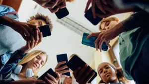 La Unión Europea analiza prohibir redes sociales a chicos menores de 13 años