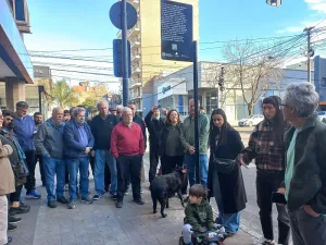 Rosario señaliza el bar Magnum por el secuestro de dos militantes peronistas