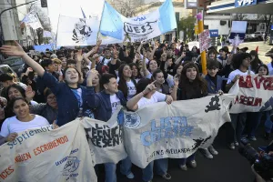Miles de jóvenes marcharon en La Plata a 50 años de La Noche de los Lápices