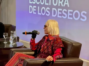 Marta Minujín inaugurando su obra en el Castagnino
