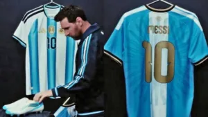 Con tipografía dorada, así será la camiseta especial que usará Messi en su partido despedida de la Selección Argentina