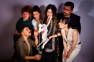 “Para anormales”: una comedia bizarra en la que la “normalidad” de un chat de “mamis y papis” dispara todo tipo de prejuicios  