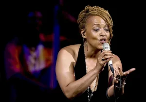Murió Cassandra Wilson, una voz que llevó el jazz más allá de sus fronteras